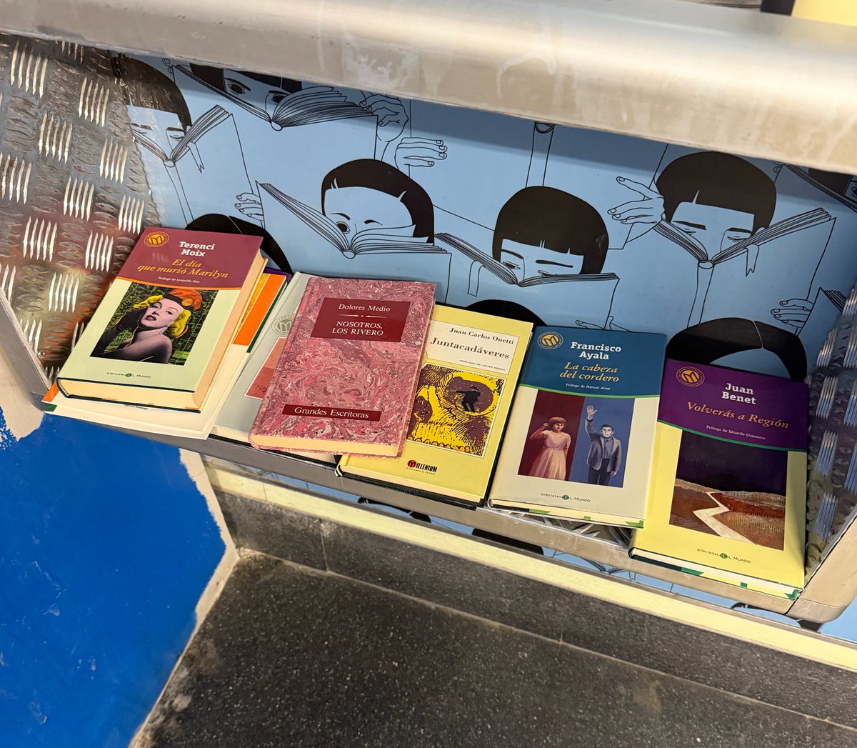 purivicente's tweet photo. Me encanta cotillear los libros que la gente deja y coge en #Metroteca de @metro_madrid . https://t.co/9sGCcnDL4V