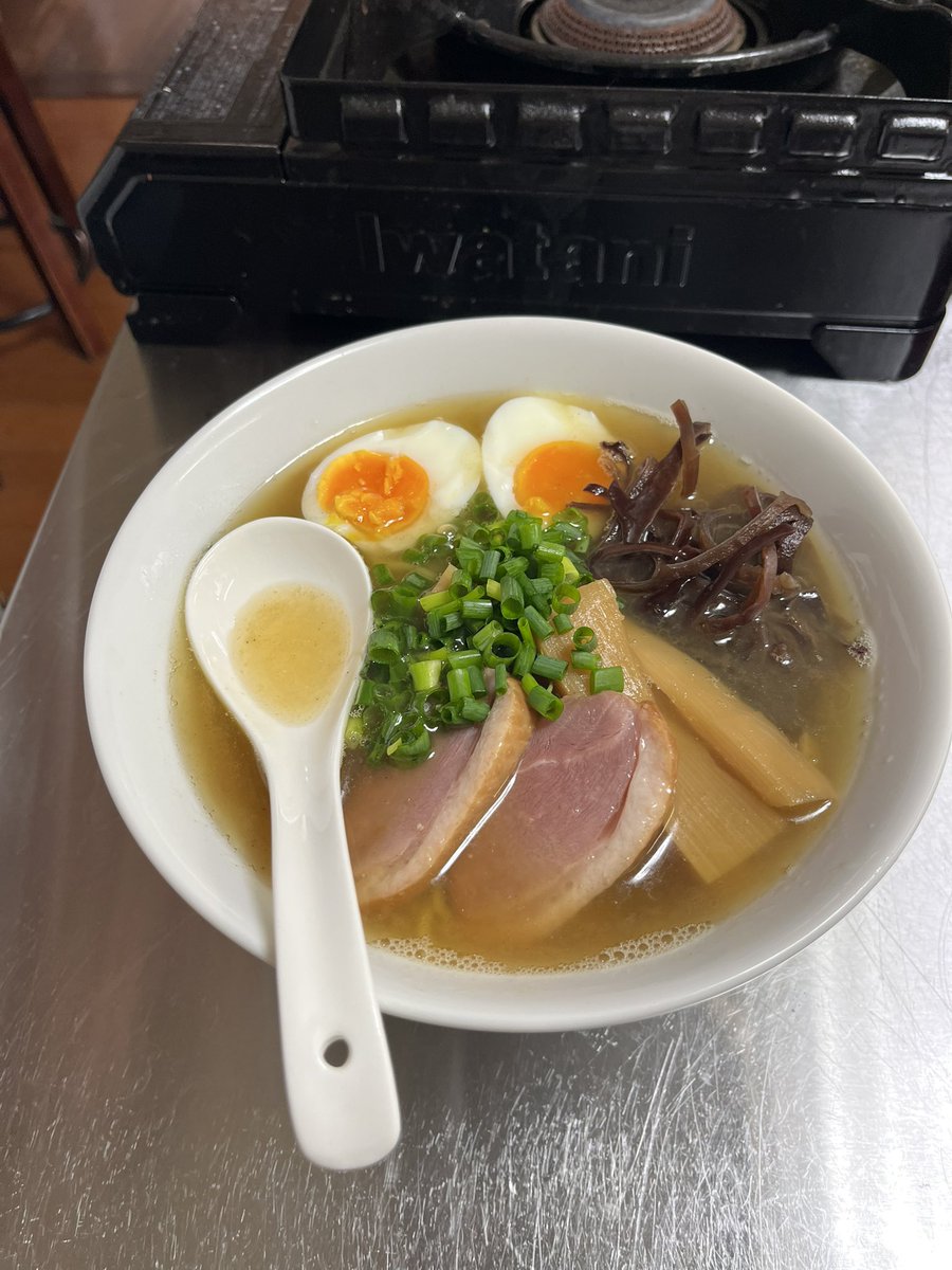 Pinoy_lol's tweet photo. カフェ屋さん　おーぷんまえのメニュー開発にお邪魔してますが、、、
この　鴨肉ラーメンをメニューに入れるようで、試食させて頂きました。

🐎🫎マジ🤣🤭 https://t.co/bLd86GD8qs