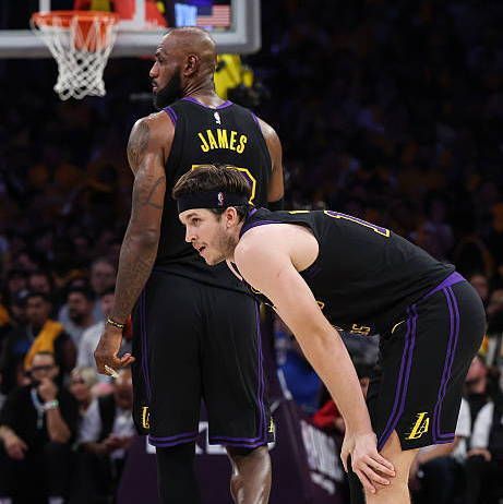 spawnix's tweet photo. 🆙 Al netto dello sweep, la stagione lascia qualcosa: la crescita di JJ Redick, la tenuta del gruppo senza Luka Dončić e una serie vinta coi Rockets quando in pochi ci credevano.

🔝 E poi c’è la realtà: OKC è la miglior squadra NBA. Mi sorprenderei se non arrivasse il bis. https://t.co/Ot0mkLEVzR