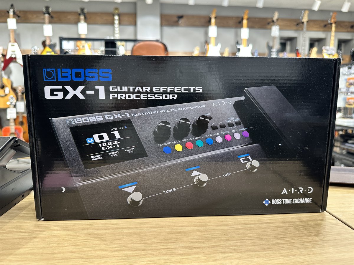 encores_sns's tweet photo. BOSS GX-1をご存知ですか？

重さ1.2kg、A4サイズほどのボディに、140種類以上のエフェクト、価格は3万円台。

BOSS GX-1のスペックだけ見ると「本当にこのサイズに？」と思うはずです。
気になった方のために、選ばれる理由を3つにまとめました👇

【こんな方におすすめ❗️】
・はじめてマルチエフェクターを買う方
・スタジオやライブに毎回持ち運びたい方
・ヘッドフォンを使って、いい音で自宅練習したい方
・GT-1からのアップグ���ードを考えている方

① 上位機種GX-100のサウンドがこのサイズに
GX-1の核心は「AIRDテクノロジー」。
チューブアンプのサウンドと弾き心地をデジタルで再現するBOSS独自の技術で、23種類のAIRDプリアンプと140種類以上のBOSSエフェクトを搭載しています。

GT-1が搭載していたサウンドシステムからアップグレードして、上位機種GX-100と同じ本格的なアンプサウンドを出すことができます。

② カラーディスプレイ＋スマホ連携で、直感的に使える
高解像度のカラーディスプレイと、直感的に操作できるエフェクトボタンを搭載。
どのエフェクトがオンか、一目でわかります。
さらにBluetoothで専用アプリ「BOSS TONE STUDIO」と接続すれば、スマホの画面から音作りが可能です。

③ コンパクトなまま、自宅練習からライブまで完結
本体サイズは幅307mm×奥行き149mm×高さ56mm、重さわずか1.2kg。
ヘッドフォン出力・USB録音・Bluetooth・電池駆動まで対応しています。
アンプが使えない環境でも、AIRDのサウンドをヘッドフォンでそのまま再現。
練習・スタジオ・ライブ・宅録、この1台で完結します。

そのBOSS GX-1が、抽選で1名様に当たるキャンペーンを実施中です🎁
フォロー＆リポストで参加できるので、詳細は引用元の投稿をチェックしてみてください🎸