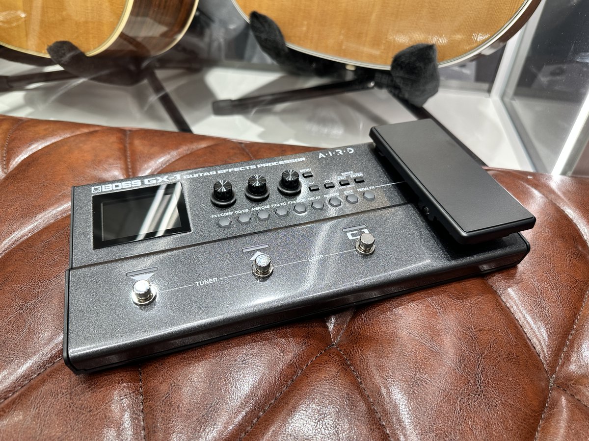 encores_sns's tweet photo. BOSS GX-1をご存知ですか？

重さ1.2kg、A4サイズほどのボディに、140種類以上のエフェクト、価格は3万円台。

BOSS GX-1のスペックだけ見ると「本当にこのサイズに？」と思うはずです。
気になった方のために、選ばれる理由を3つにまとめました👇

【こんな方におすすめ❗️】
・はじめてマルチエフェクターを買う方
・スタジオやライブに毎回持ち運びたい方
・ヘッドフォンを使って、いい音で自宅練習したい方
・GT-1からのアップグ���ードを考えている方

① 上位機種GX-100のサウンドがこのサイズに
GX-1の核心は「AIRDテクノロジー」。
チューブアンプのサウンドと弾き心地をデジタルで再現するBOSS独自の技術で、23種類のAIRDプリアンプと140種類以上のBOSSエフェクトを搭載しています。

GT-1が搭載していたサウンドシステムからアップグレードして、上位機種GX-100と同じ本格的なアンプサウンドを出すことができます。

② カラーディスプレイ＋スマホ連携で、直感的に使える
高解像度のカラーディスプレイと、直感的に操作できるエフェクトボタンを搭載。
どのエフェクトがオンか、一目でわかります。
さらにBluetoothで専用アプリ「BOSS TONE STUDIO」と接続すれば、スマホの画面から音作りが可能です。

③ コンパクトなまま、自宅練習からライブまで完結
本体サイズは幅307mm×奥行き149mm×高さ56mm、重さわずか1.2kg。
ヘッドフォン出力・USB録音・Bluetooth・電池駆動まで対応しています。
アンプが使えない環境でも、AIRDのサウンドをヘッドフォンでそのまま再現。
練習・スタジオ・ライブ・宅録、この1台で完結します。

そのBOSS GX-1が、抽選で1名様に当たるキャンペーンを実施中です🎁
フォロー＆リポストで参加できるので、詳細は引用元の投稿をチェックしてみてください🎸