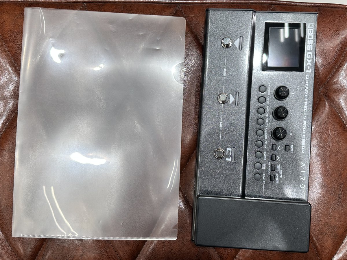 encores_sns's tweet photo. BOSS GX-1をご存知ですか？

重さ1.2kg、A4サイズほどのボディに、140種類以上のエフェクト、価格は3万円台。

BOSS GX-1のスペックだけ見ると「本当にこのサイズに？」と思うはずです。
気になった方のために、選ばれる理由を3つにまとめました👇

【こんな方におすすめ❗️】
・はじめてマルチエフェクターを買う方
・スタジオやライブに毎回持ち運びたい方
・ヘッドフォンを使って、いい音で自宅練習したい方
・GT-1からのアップグ���ードを考えている方

① 上位機種GX-100のサウンドがこのサイズに
GX-1の核心は「AIRDテクノロジー」。
チューブアンプのサウンドと弾き心地をデジタルで再現するBOSS独自の技術で、23種類のAIRDプリアンプと140種類以上のBOSSエフェクトを搭載しています。

GT-1が搭載していたサウンドシステムからアップグレードして、上位機種GX-100と同じ本格的なアンプサウンドを出すことができます。

② カラーディスプレイ＋スマホ連携で、直感的に使える
高解像度のカラーディスプレイと、直感的に操作できるエフェクトボタンを搭載。
どのエフェクトがオンか、一目でわかります。
さらにBluetoothで専用アプリ「BOSS TONE STUDIO」と接続すれば、スマホの画面から音作りが可能です。

③ コンパクトなまま、自宅練習からライブまで完結
本体サイズは幅307mm×奥行き149mm×高さ56mm、重さわずか1.2kg。
ヘッドフォン出力・USB録音・Bluetooth・電池駆動まで対応しています。
アンプが使えない環境でも、AIRDのサウンドをヘッドフォンでそのまま再現。
練習・スタジオ・ライブ・宅録、この1台で完結します。

そのBOSS GX-1が、抽選で1名様に当たるキャンペーンを実施中です🎁
フォロー＆リポストで参加できるので、詳細は引用元の投稿をチェックしてみてください🎸