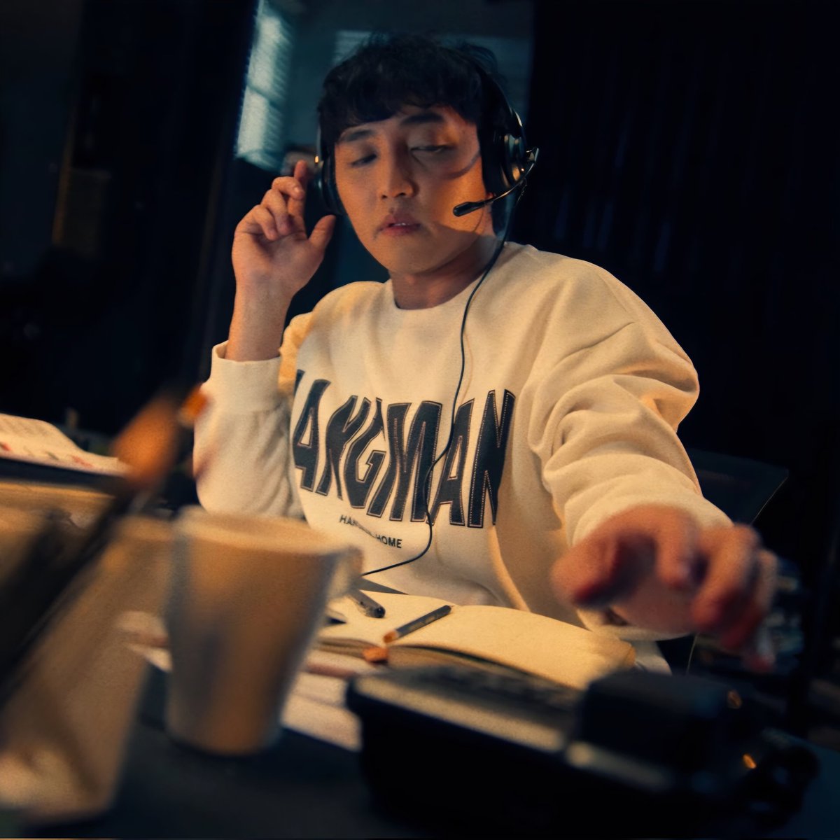 J2xModerators's tweet photo. Anong favorite part niyo sa MV? 🙌

For me, it was the moment when @jayjosephj2x kept calling him “Coach Jay” — but he hesitated to answer because he was distracted, caught up with so many things around him.

But in the end… HE FINALLY ANSWERED THE CALL. 🔥 https://t.co/6TLvW2gBIV
