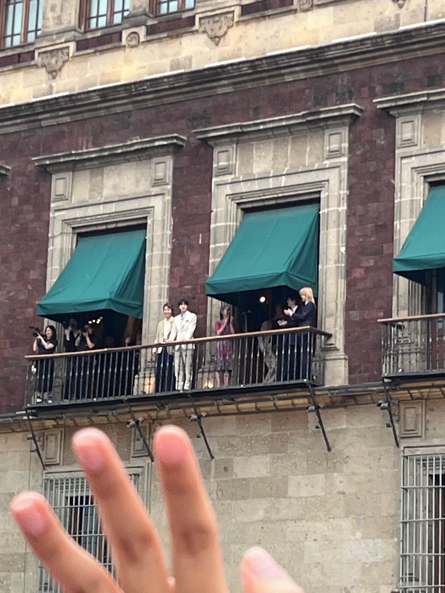 koogiever's tweet photo. bueno, la verdad haré este hilo porque me emociona demasiado que bts haya venido a México, a pesar de que no pude conseguir boleto en ninguna fecha, en la preventa, general  y en ninguna liberación, me pone feliz al saber que los pude ver de otra manera y fue en el zócalo ☹️☹️💗 https://t.co/aR4L55mvbE