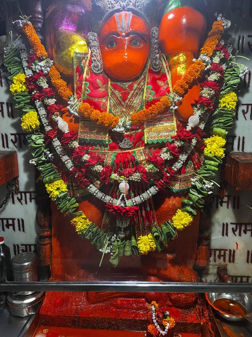AK_Aspire's tweet photo. Jyeshtha Bada Mangal + Telugu Hanuman Jayanthi + Purva Bhadrapada Nakshatra + Sun in Mesha + Swagruhi Mars in Mesha

Bhagavan Hanuman is the 11th Avatar of Rudra.
The Moon is in Purva Bhadrapada, whose Adhisthatr Devata is Aja Ekapada <the Ugra form of Rudra>
The Sun is in Mesha, joined by Swagruhi Mars.
The day is Mangalwara, ruled by Mars.

Today is the completion of 41 days Hanuman Deeksha.
and with the presence of Vaidhriti Yoga & Bhadra, the energy today is Ugra & a day for protection and karmic clearing

In Tantra Shastra, Bhagavan Hanuman rules the destruction of Abhichara, Graha Peeda , Shatru Badha , heavy Karmic bandhan.

If you are facing karmic stagnation, suffer from unexplainable health issues, afflicted by Mangal, Kuja Dosha, running a heavy Shani Mahadasha, Sade Sati

You should visit a Hanuman Mandir today.
Donate Chameli Taila and Sindoor
Offer a Naivedyam of Gud & Chana.

May the protective Rudra energy burn your heavy Prarabdha Karma 🙏

Om Sri Sankat Mochan Mahabali Hanumanaya Namaha 🚩🚩