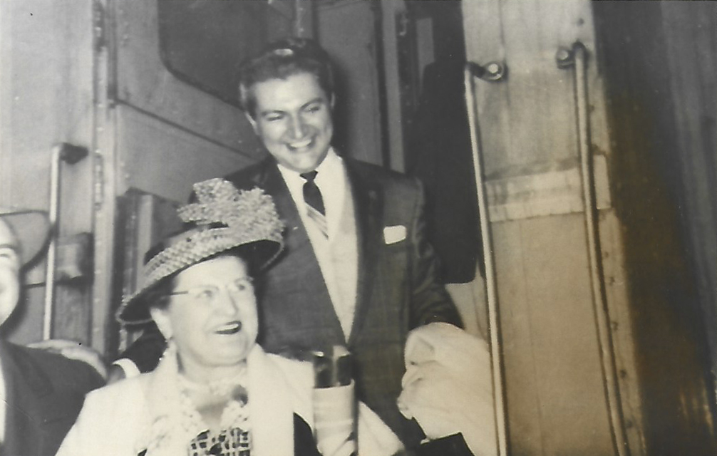 TweetingNeil's tweet photo. #Liberace, Mom (and you can just see Brother George), circa 1956 https://t.co/XCN7xb0igM