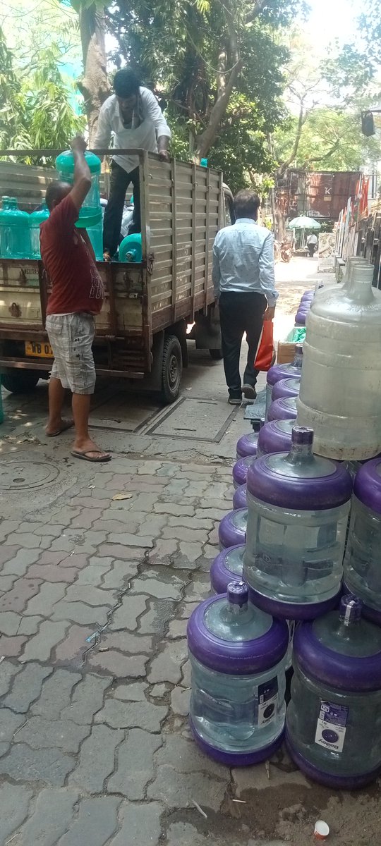somsubhraa's tweet photo. Is business and loading unloading permissable on the footpath? 
Location :- Infront of 26B Shakespeare Sarani. https://t.co/JxU1m7keLr