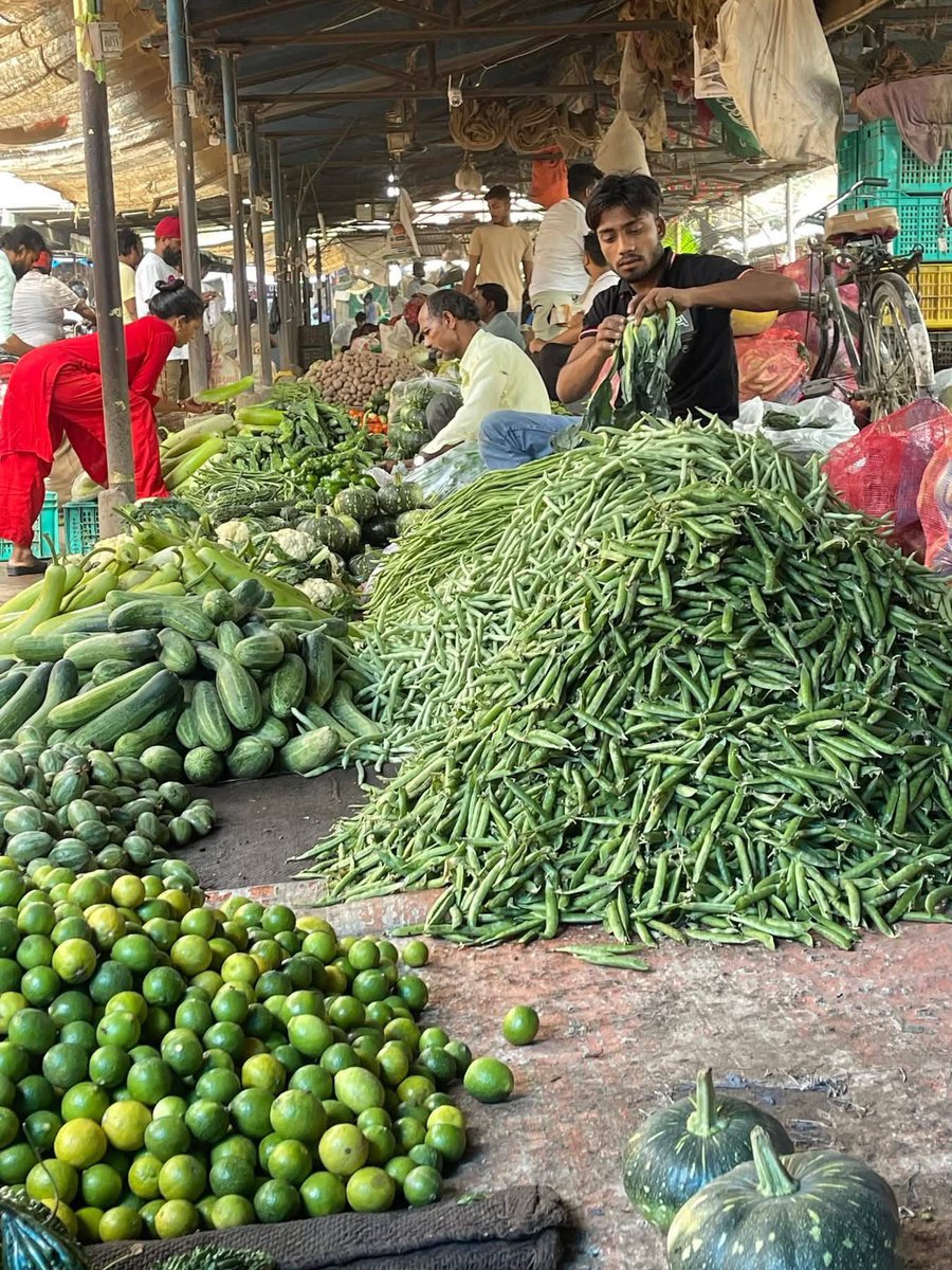 anandanepali99's tweet photo. भारतबाट अहिले तरकारी ल्याउन नेपाल भन्सारमा कडाई भएपछि नेपालगन्ज रानी तलाउ सब्जि मण्डिमा नेपाली तरकारीको ब्यापार बढदै  ।
Source: Krishi Press https://t.co/RVbYVX1XAj