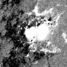 cosmic_jet's tweet photo. 5月10日のM5.7フレアと激しいCMEを起こした4436黒点群は次第に太陽の真ん中に近づきつつあるが、ベータ型に分類されている。しかし不思議なことにアルファ型のような黒点が二つ同じ磁場極性で接近して存在している。これでもベータ型なのか？　フレアを頻発しそうなデルタ型ではない。今後どうなる？ https://t.co/xLLBVTqA3R