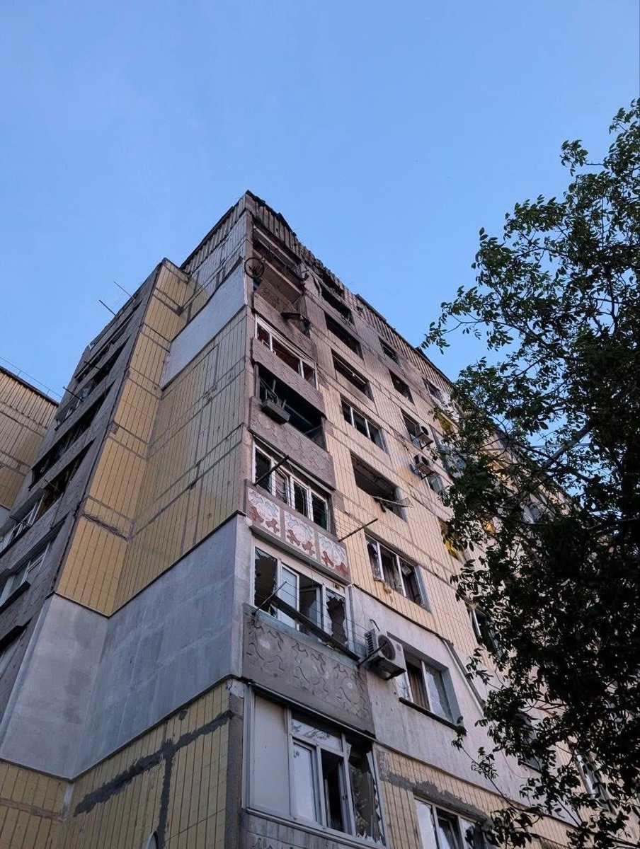 Marichka_aaa's tweet photo. Сьогодні дрони влучили в дім мого брата - медика з Павлограда.
Після вибухів він не тікав, а побіг допомагати пораненим.
Війна не “десь там”. Вона стосується кожного. Тому донатьте, допомагайте військовим і медикам. Залишаю банку,бо самі не витягнемо 

https://t.co/vTQUooplfY https://t.co/8dzHFkHqHq