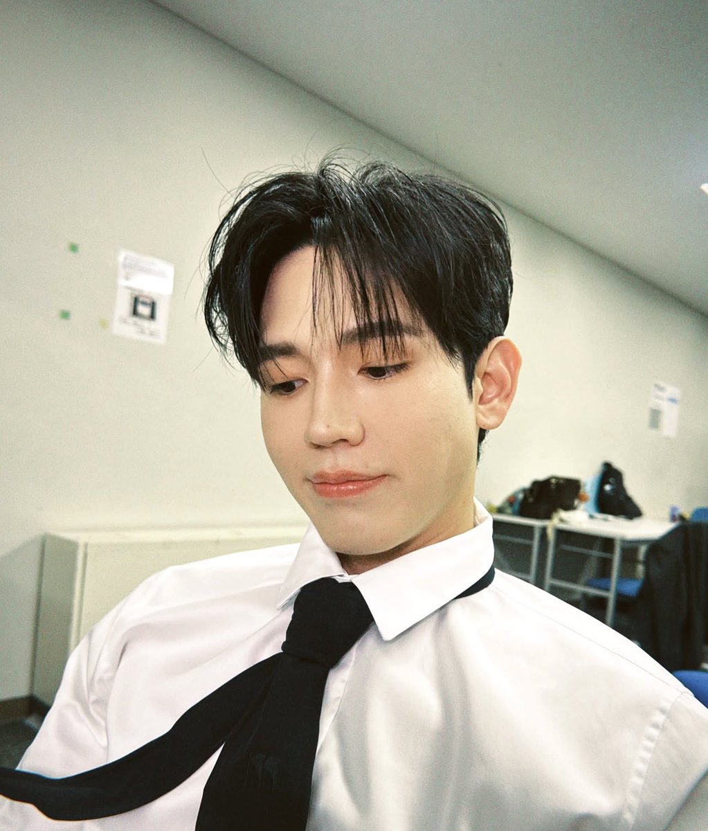 his nose mole is ridiculously cute 🤏🏻

#Newwiee