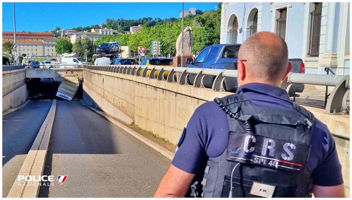 PoliceNat2B's tweet photo. #InfoRoute Bastia | 🚨 Accident de la circulation dans le mini tunnel Nogues à #Bastia.
🚧 Le mini tunnel est fermé dans les 2 sens 🚧
🚔 La #policenationale de la Haute-Corse intervient.
🚦Circulation perturbée
✅ Privilégiez les itinéraires alternatifs
⚠️ Soyez prudents ! https://t.co/gMEQFKq5hO