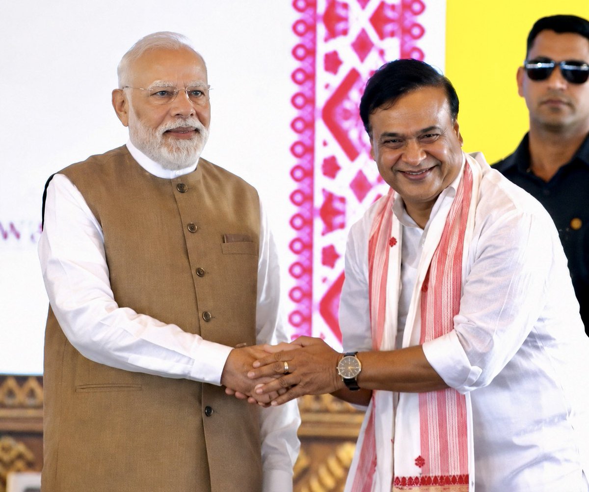 bhartipardhimp's tweet photo. माननीय श्री @himantabiswa  जी को असम के मुख्यमंत्री पद की शपथ लेने पर हार्दिक बधाई एवं अनंत शुभकामनाएं।

आदरणीय प्रधानमंत्री श्री @narendramodi जी के यशस्वी मार्गदर्शन एवं आपके सशक्त नेतृत्व में असम सुशासन और अंत्योदय के नए संकल्पों के साथ आगे बढ़ेगा।

@BJP4India @BJP4Assam 
#OathCeremony
#BJPAssamHattrick