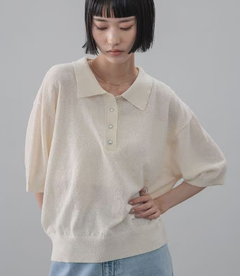 LOWRYSTWIT's tweet photo. 夏に頼れる、大人のポロニット🌿

さらさらとした「ブークレ糸」を使用。 肌離れが良いドライタッチな質感で、 暑い日でも驚くほど快適に着られます✨
🔗https://t.co/w7QIUzXc6s
💡キラリと光るメタルボタンが上品 
💡シワになりにくい
💡絶妙な「やや透け」感で軽やかに https://t.co/WB5NnA3bND