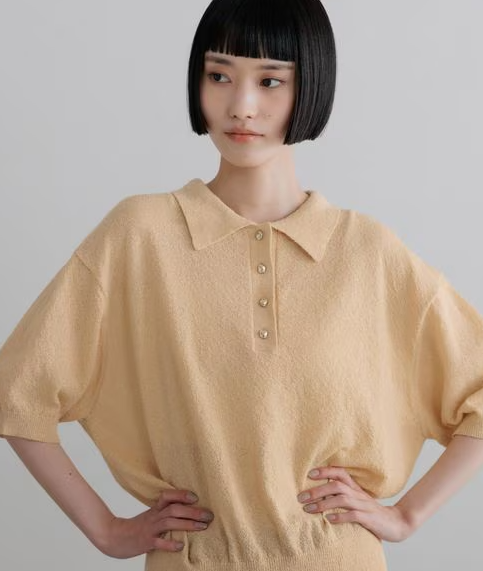 LOWRYSTWIT's tweet photo. 夏に頼れる、大人のポロニット🌿

さらさらとした「ブークレ糸」を使用。 肌離れが良いドライタッチな質感で、 暑い日でも驚くほど快適に着られます✨
🔗https://t.co/w7QIUzXc6s
💡キラリと光るメタルボタンが上品 
💡シワになりにくい
💡絶妙な「やや透け」感で軽やかに https://t.co/WB5NnA3bND