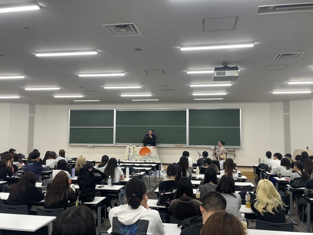 carbonara708's tweet photo. 東家一太郎師匠と美師匠を帝京大学にお招きして、「サツマスチューデント～新・英国密航」の前・後編を一挙口演していただく特別講義は大成功！「国・地域を超えたヒト・モノ・情報の移動」をテーマとする講義にピッタリの内容。学生たちも初めての浪曲を楽しんだ様子で企画した甲斐があった。 https://t.co/g76U9DEGfi
