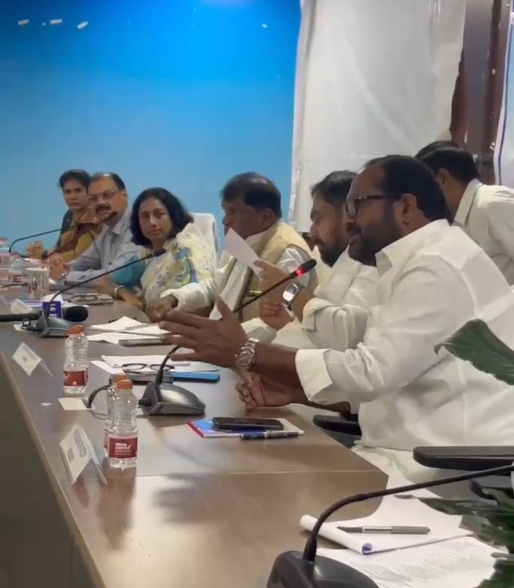 Nehrunai's tweet photo. *తేదీ:-12,05,2026*
*రంగారెడ్డి జిల్లా*
దక్షిణ తెలంగాణ ప్రాంతీయ స్థానిక సంస్థల రాష్ట్ర 2 ఆర్థిక సంఘం సమీక్ష సమావేశంలో పాల్గొన్న రాష్ట్ర ఫైనాన్స్ కమిషన్ చైర్మెన్ సిరిసిల్ల రాజయ్య గారు సభ్యులు మాలోత్ నెహ్రూ నాయక్ గారు

#MALOTHNEHRUNAIK
#DORNAKAL
#CONGRESS
#MNN_TEAM
#TELANGANA https://t.co/ejvMFBuACa