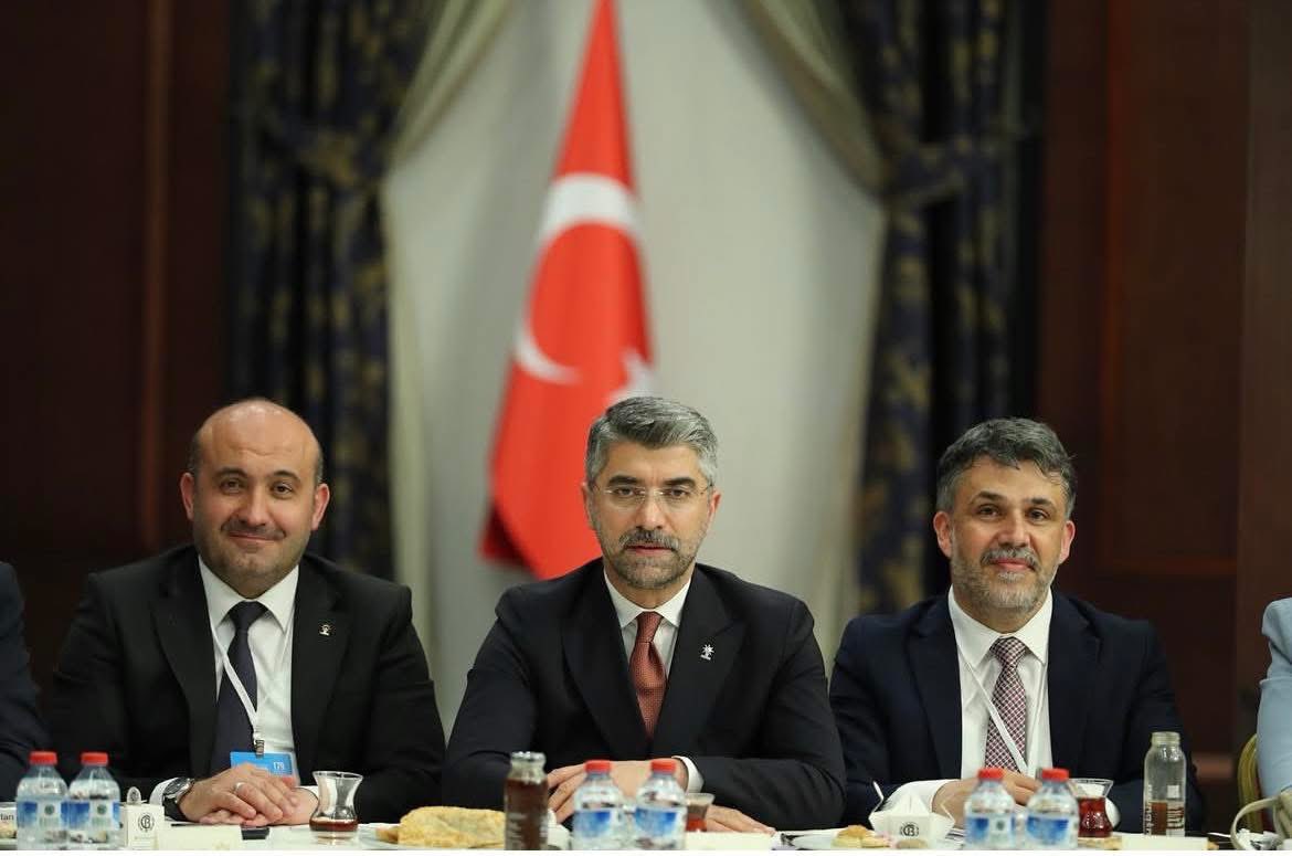 alpay_kabadayi's tweet photo. 📍 Ankara / AK Parti Genel Merkezi 

AK Parti Genel Başkan Yardımcımız ve Teşkilat Başkanımız Sayın Ahmet Büyükgümüş’ün başkanlığında düzenlenen Daraltılmış İl Başkanları Toplantısı’na katılım sağladık. 

Teşkilat faaliyetlerimizi ve gelecek hedeflerimizi kapsamlı bir şekilde istişare ettiğimiz bu verimli toplantının hayırlara vesile olmasını diliyorum. 

Büyük ve Güçlü Türkiye idealimiz doğrultusunda, aziz milletimize hizmet yolunda durmaksızın çalışmaya devam edeceğiz.