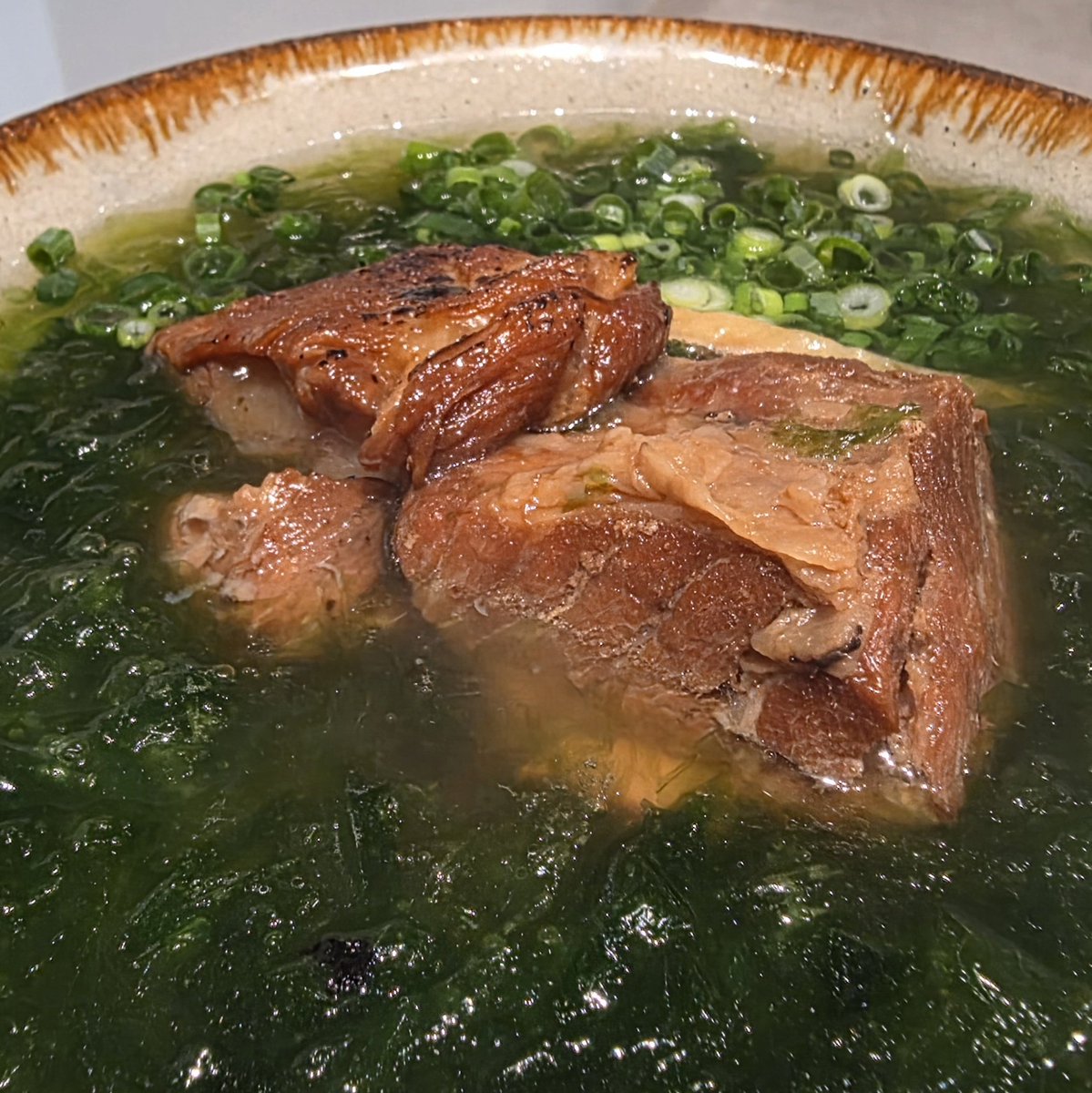 【今日のランチ】
クラシックな沖縄そば+今のエッセンスを上手く取り入れたEIBUNさんにて頂きました。こちらは、先月オープンしたての2号店。
壁に琉球瓦を配したNew沖縄そばらしい店内で面白い。
このそば、また食べに来ます☝️
#沖縄
#那覇
#EIBUN