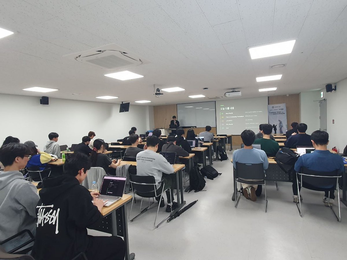 0xMantleKR's tweet photo. 맨틀 한국 캠퍼스 투어가 시작되었습니다.

그 첫 시작으로 고려대학교 블록체인 학회, @blockchainkor와 함께했습니다.

이번 세션에서는 맨틀의 히스토리와 RWA 중심의 방향성, 그리고 AI Awakening 해커톤과 캠퍼스 공모전까지.

빌더분들이 맨틀 생태계에 함께할 수 있는 다양한 기회들을 소개드렸습니다.

한국 캠퍼스에서 시작된 아이디어가 리서치, 오프라인 빌딩, 그리고 해커톤으로 이어지는 좋은 출발점이 되기를 기대합니다.

세션 내내 좋은 질문과 에너지로 함께해주신 블록체인 벨리 여러분들께 감사드립니다!