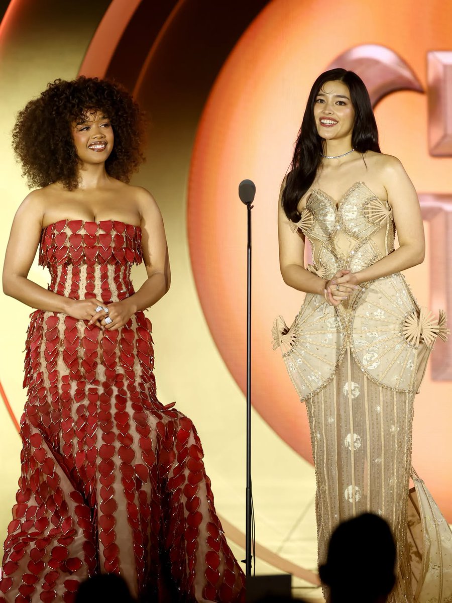 PilipinasToday_'s tweet photo. CONGRATULATIONS, LIZA! 😍

Stunning ang aktres na si Liza Soberano sa kanyang latest Instagram photos matapos dumalo sa 5th Gold House Gala sa Los Angeles, California para sa exclusive first look ng kanyang upcoming animated film na "Forgotten Island."

Kapansin-pansin din ang unique at elegant strapless tan gown ni Liza na may disenyong mga abaniko.

📷:lizasoberano/Instagram

#PilipinasToday
#LizaSoberano
#5thGoldHouseGala
#ForgottenIsland