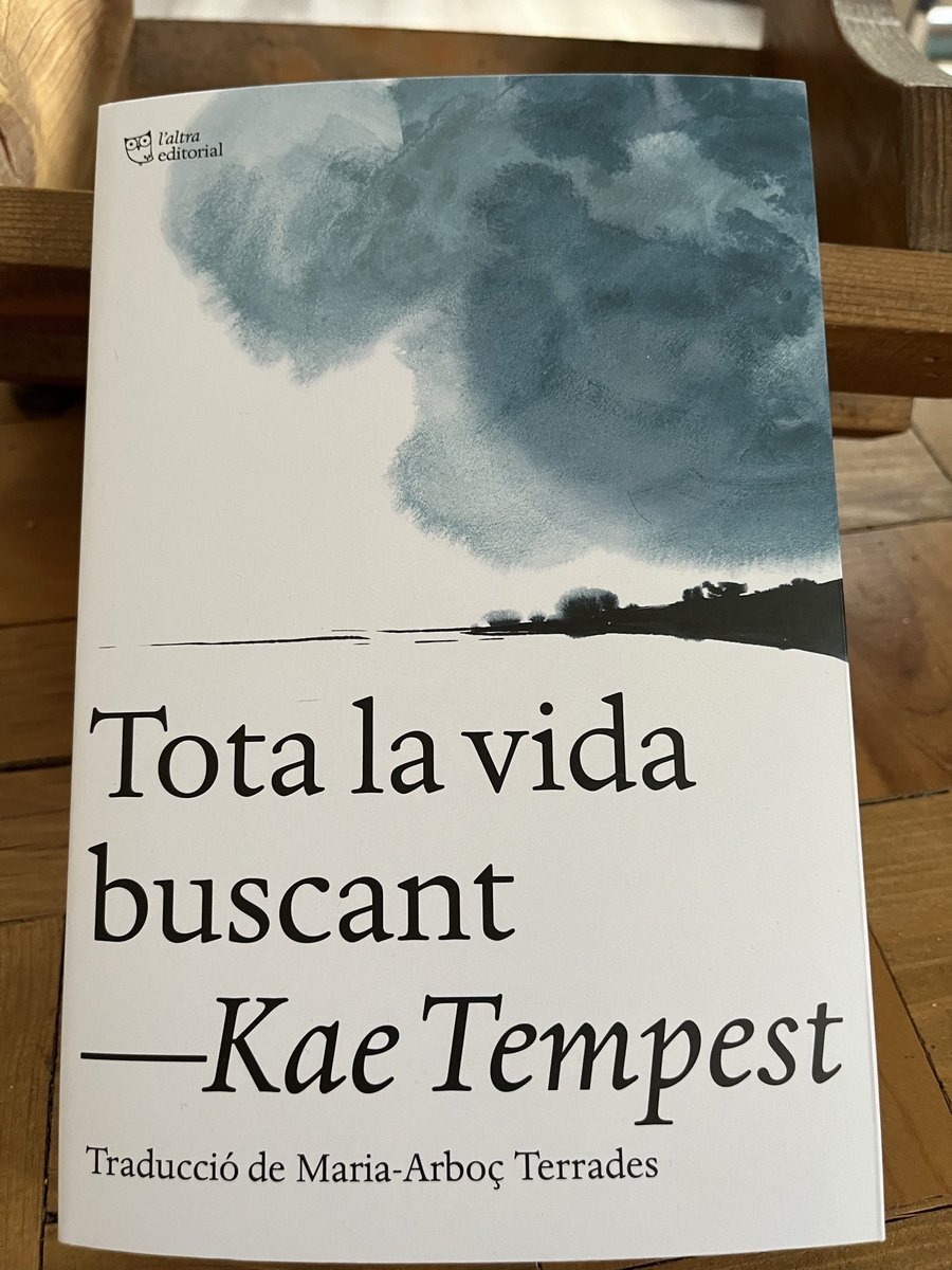 mahler_77's tweet photo. Acabat. Meravella. El viatge vital de Rothko. Com estructura la història. Duresa, soledat, cerca d'identitat, de voler ser estimat. Personatges solitaris que s'acompanyen. Escriptura poètica a moments i de gran veritat. Vida narrada. Gran traducció #MariaArboç @laltraedi Llegiu🤍 https://t.co/xeLVVjbBu6