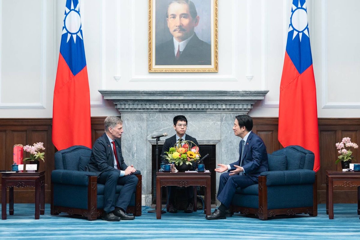 ChingteLai's tweet photo. Delighted to meet with @GovernorGordon and discuss the #Taiwan–#Wyoming partnership across energy, trade &amp; technology. We look forward to expanding our cooperation in carbon capture, utilization &amp; storage while driving innovation and fostering closer #Taiwan–#US ties. https://t.co/u2Q7bvwVBU