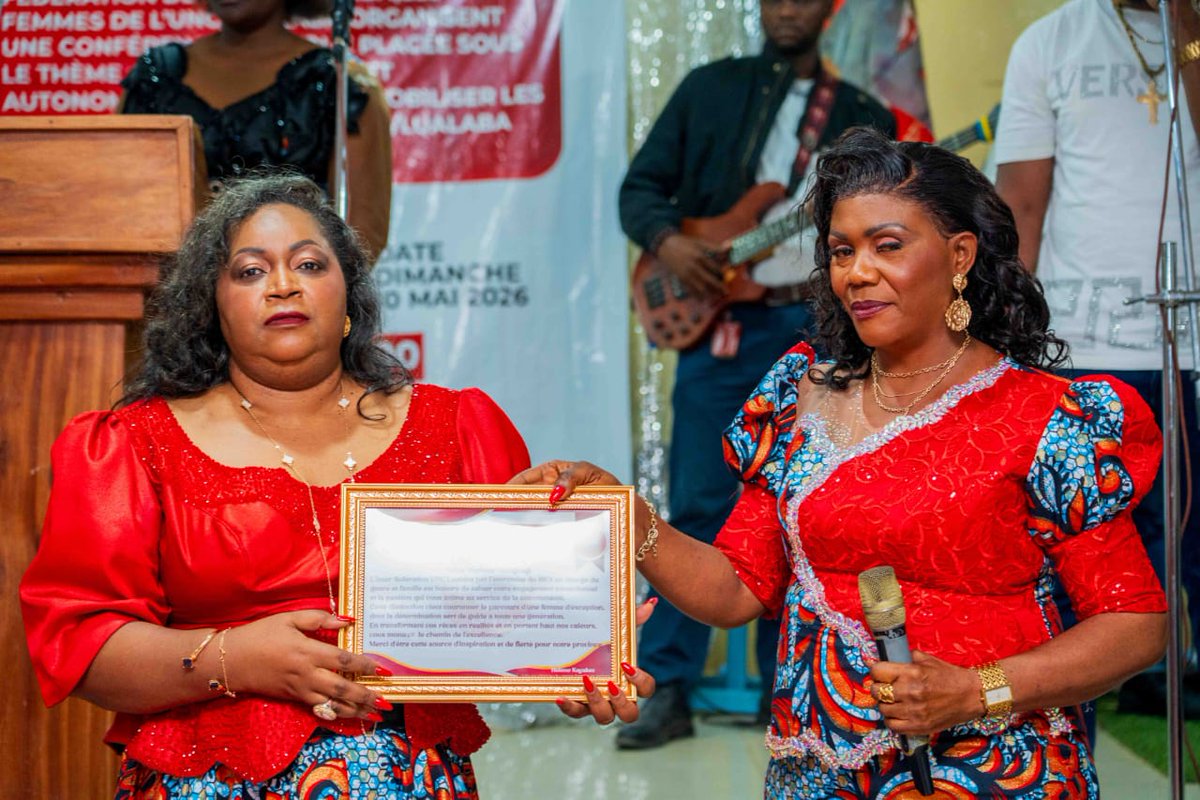 JeanEkila's tweet photo. Les femmes leaders méritent une véritable reconnaissance. L’organisation de cette conférence a été un moyen de valoriser certaines femmes pour leur dévouement quotidien.
Je salue le geste de la SIFA de l’UNC-Lualaba, en charge du Genre, de la Famille et des Enfants, Madame @helene_kayakez, qui a remis plus de 35 brevets honorifiques aux femmes dynamiques du parti UNC au Lualaba.
Ce geste, bien qu’inattendu, a profondément satisfait toutes les femmes méritantes, sous les ovations et les applaudissements du public.
À vrai dire, grâce à son amour envers le parti, la SIFA ne pouvait rester sans poser une action en faveur des femmes qui se donnent sans relâche pour le parti cher à l’honorable Vital Kamerhe.

Bravo pour ce dévouement !
