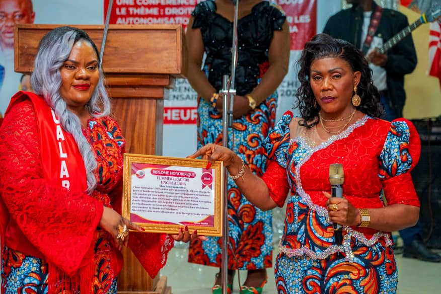 JeanEkila's tweet photo. Les femmes leaders méritent une véritable reconnaissance. L’organisation de cette conférence a été un moyen de valoriser certaines femmes pour leur dévouement quotidien.
Je salue le geste de la SIFA de l’UNC-Lualaba, en charge du Genre, de la Famille et des Enfants, Madame @helene_kayakez, qui a remis plus de 35 brevets honorifiques aux femmes dynamiques du parti UNC au Lualaba.
Ce geste, bien qu’inattendu, a profondément satisfait toutes les femmes méritantes, sous les ovations et les applaudissements du public.
À vrai dire, grâce à son amour envers le parti, la SIFA ne pouvait rester sans poser une action en faveur des femmes qui se donnent sans relâche pour le parti cher à l’honorable Vital Kamerhe.

Bravo pour ce dévouement !