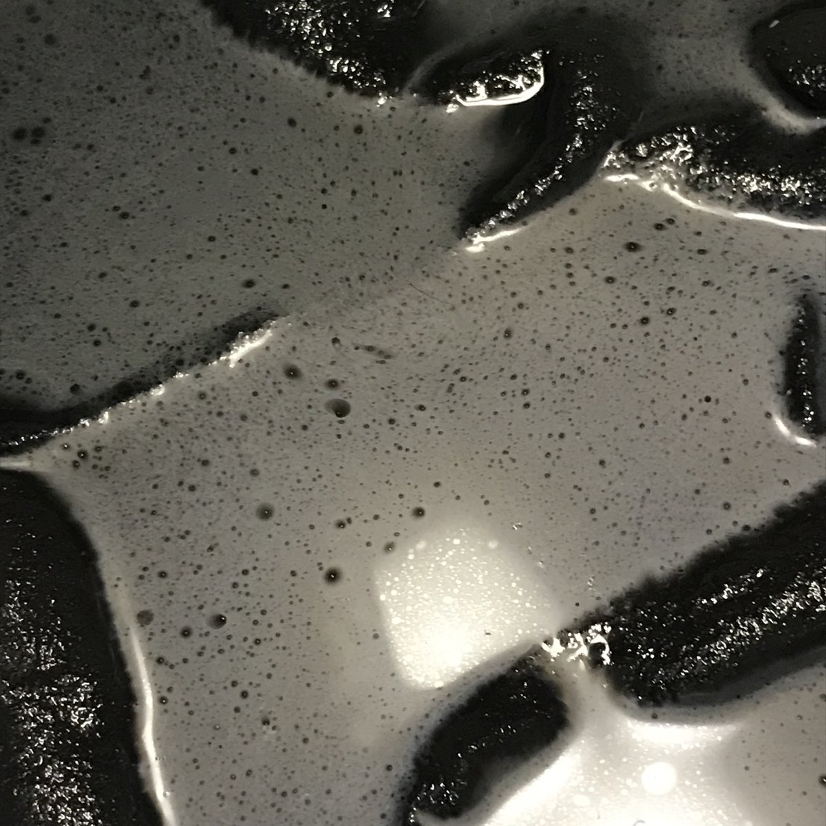 phtalobleu's tweet photo. 嗅覚麻痺者が感知できない「何か」が浮き上がってヘドロ水になってる様子。

メルカリハンドメイド作家から購入したリネンターバン(爆臭)。新品未使用品なのに。爆臭の人が裁縫・家に保管・梱包しただけでこれだけのナノ粒子が付着するってことです。恐ろしいね。
ターバン4枚とも泣く泣く捨てました。 https://t.co/AQX89V4gxl