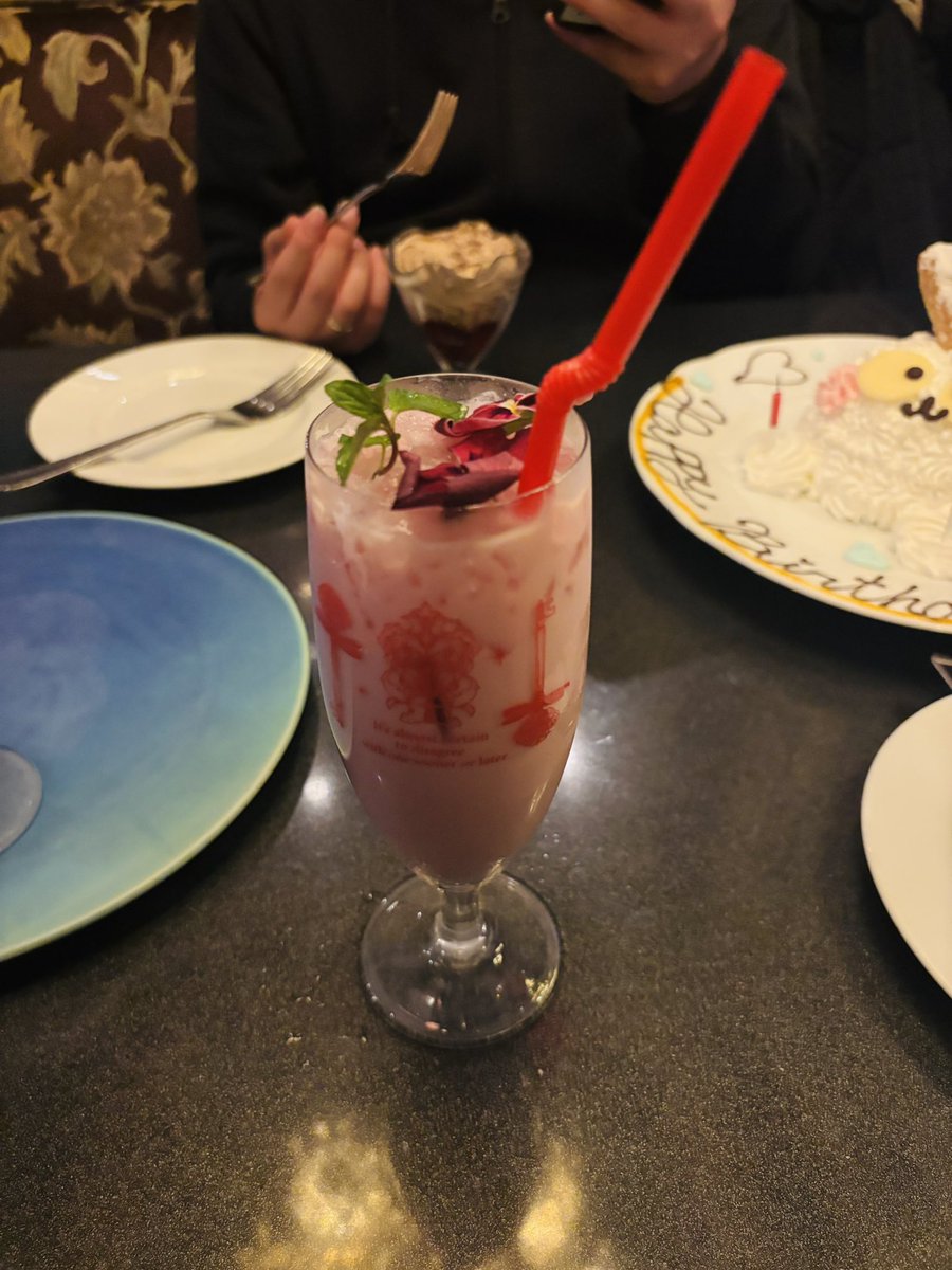 strobo11flower's tweet photo. 昨晩はアリスがコンセプトのお店にも行ってた♣️♥️
サーモンのパスタがね…有り得ないぐらい美味しかったのよ…🍝✨ https://t.co/w9lAFNu45X