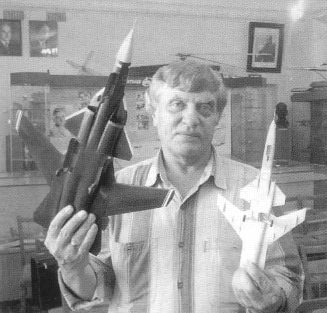 Destroye83's tweet photo. Viktor Belyaev, Head of the ONTI at TsAGI, demonstrates models of the Su-47 and X-29 aircraft https://t.co/ze1dBCxYOd