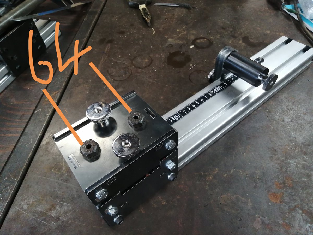 BYOB_Factory's tweet photo. 新しく作っている周辺ジグ群が続々(?)出来上がっております。
コチラはボトルボス下穴開け。焼入れボルトの穴がボスのピッチになっています。
ランドナー製作を専らにする御依頼主なので、ダウンとシートのΦ28.6チューブ専用です。

他の径はどうするのかって?
もう一基用意するのよ
#自転車は作ろう https://t.co/96wCFEMZ6a