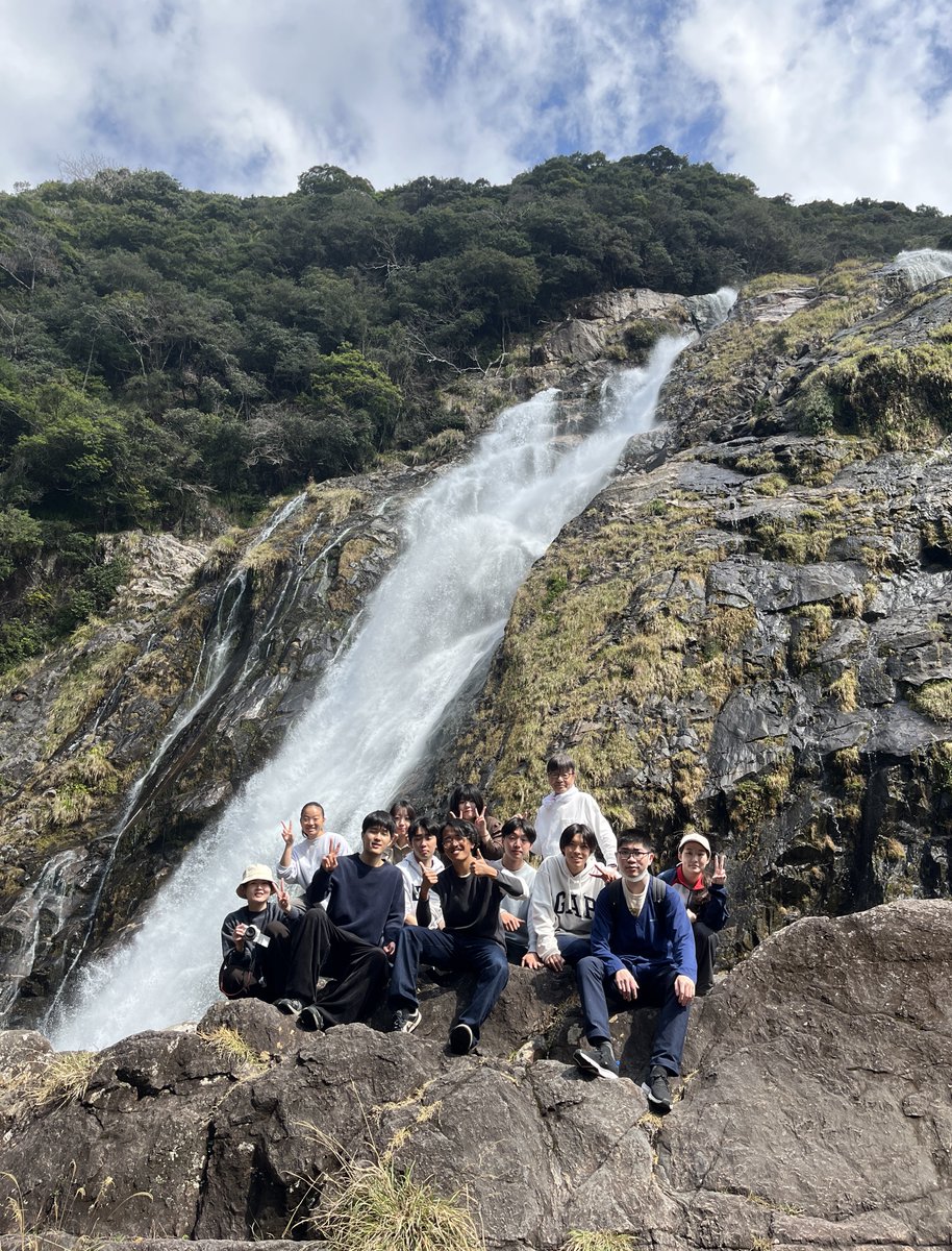shizen_teika's tweet photo. 屋久島実習【其の三】
海でビーチクリーニングを行い、大川の滝と周辺環境を観察し、世界自然遺産地域である西部林道へ🌳
人と自然の共生について深い学びを得ることのできる、とても充実した実習となりました📸
受講生の皆さん、外部講師の先生方、ありがとうございました！(SIMあらためﾓﾘﾅｶﾞ) https://t.co/3oPllOSvl8