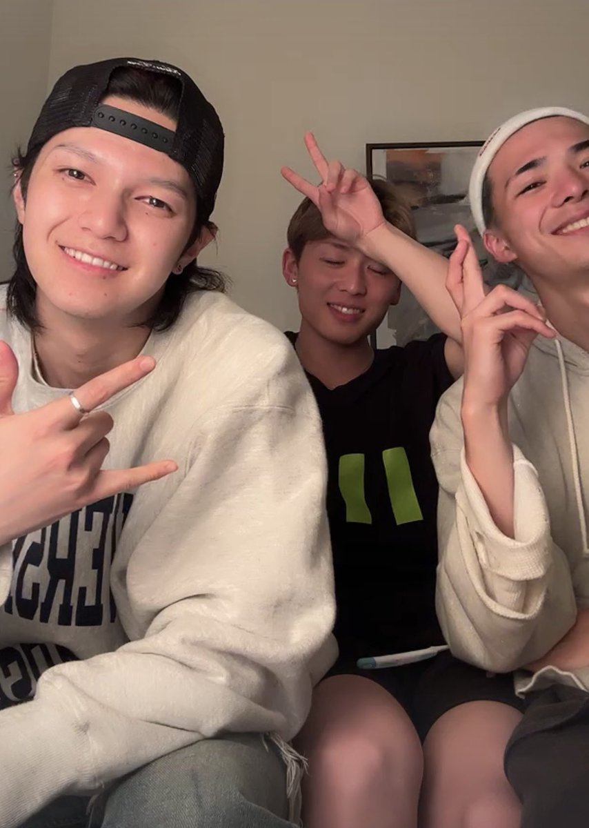 YAN1DERZ's tweet photo. 日焼けそまさんと白肌ばささんと乱入ゆがさん
見てるこっちまでヒリヒリ🧊
秘話も聞けたしワンオクも歌ってくれたし💚
#ONEOREIGHT #1OR8
#SOUMA #TUBASA #YUGA https://t.co/B9KXePzeVJ
