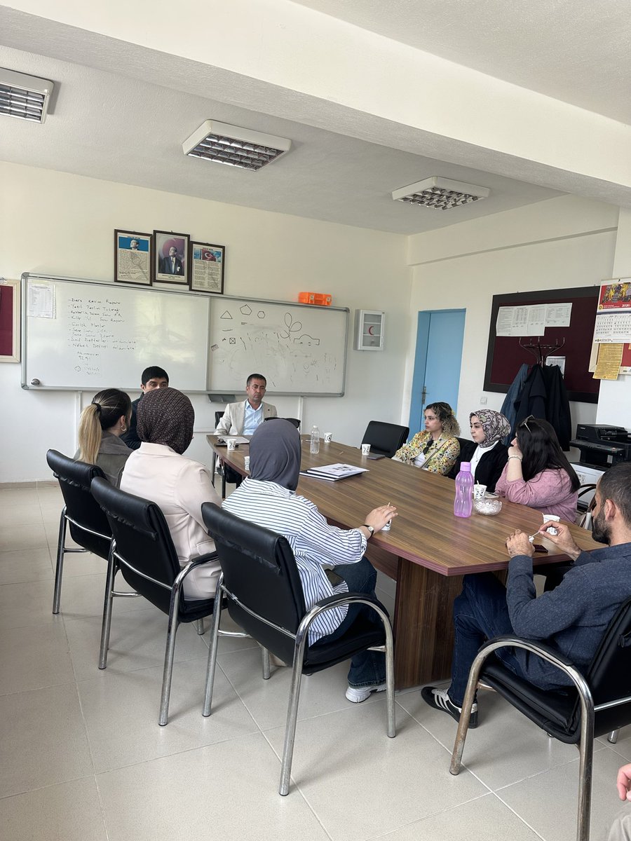 EBSDargecit's tweet photo. Karabayır İlkokulu/İHO’ya gerçekleştirilen sendikal ziyaret kapsamında eğitim çalışanlarımızla bir araya geldik. Misafirperverliği için okul yönetimine ve kıymetli eğitim çalışanlarımıza teşekkür ederiz. 
@EgitimBirSen 
@_aliyalcin_ 
@aselamdemir47 https://t.co/jDVWM37jjQ