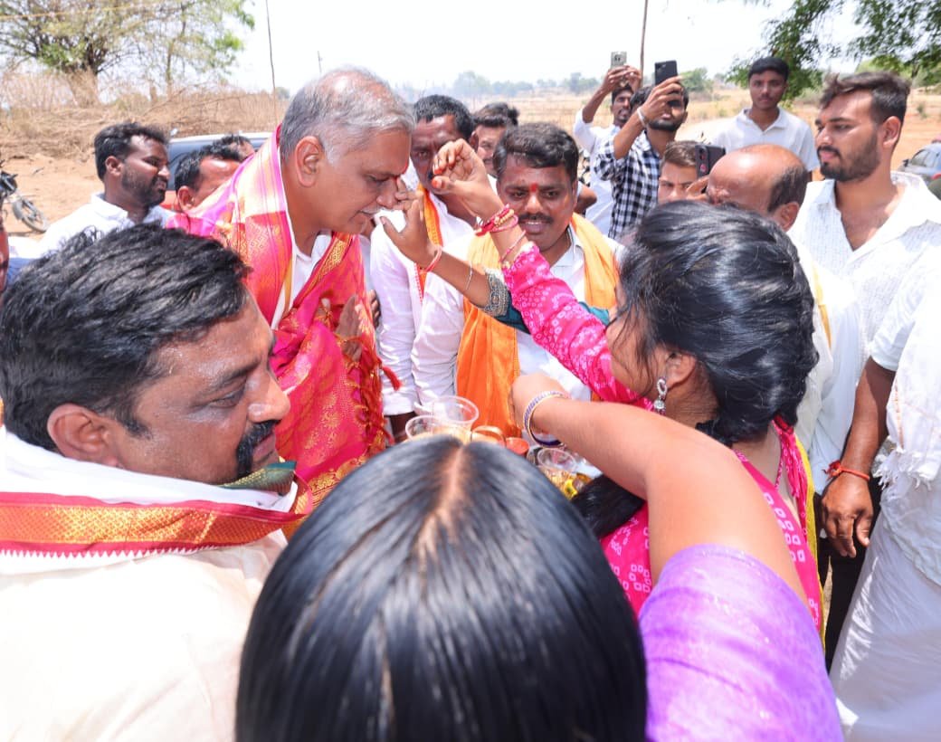 BrsSiddipet's tweet photo. సిద్దిపేట రూరల్ మండలం చింతమడక గ్రామంలో శ్రీ మహంకాళి అమ్మవారి విగ్రహ పునర్ ప్రతిష్ట కార్యక్రమంలో మాజీ మంత్రి ఎమ్మెల్యే @BRSHarish గారు పాల్గొని ప్రత్యేక పూజలు నిర్వహించారు. 

దుర్గమ్మ గుడిలో ప్రత్యేక పూజలు నిర్వహించారు. https://t.co/3j8Z3KhkQ3