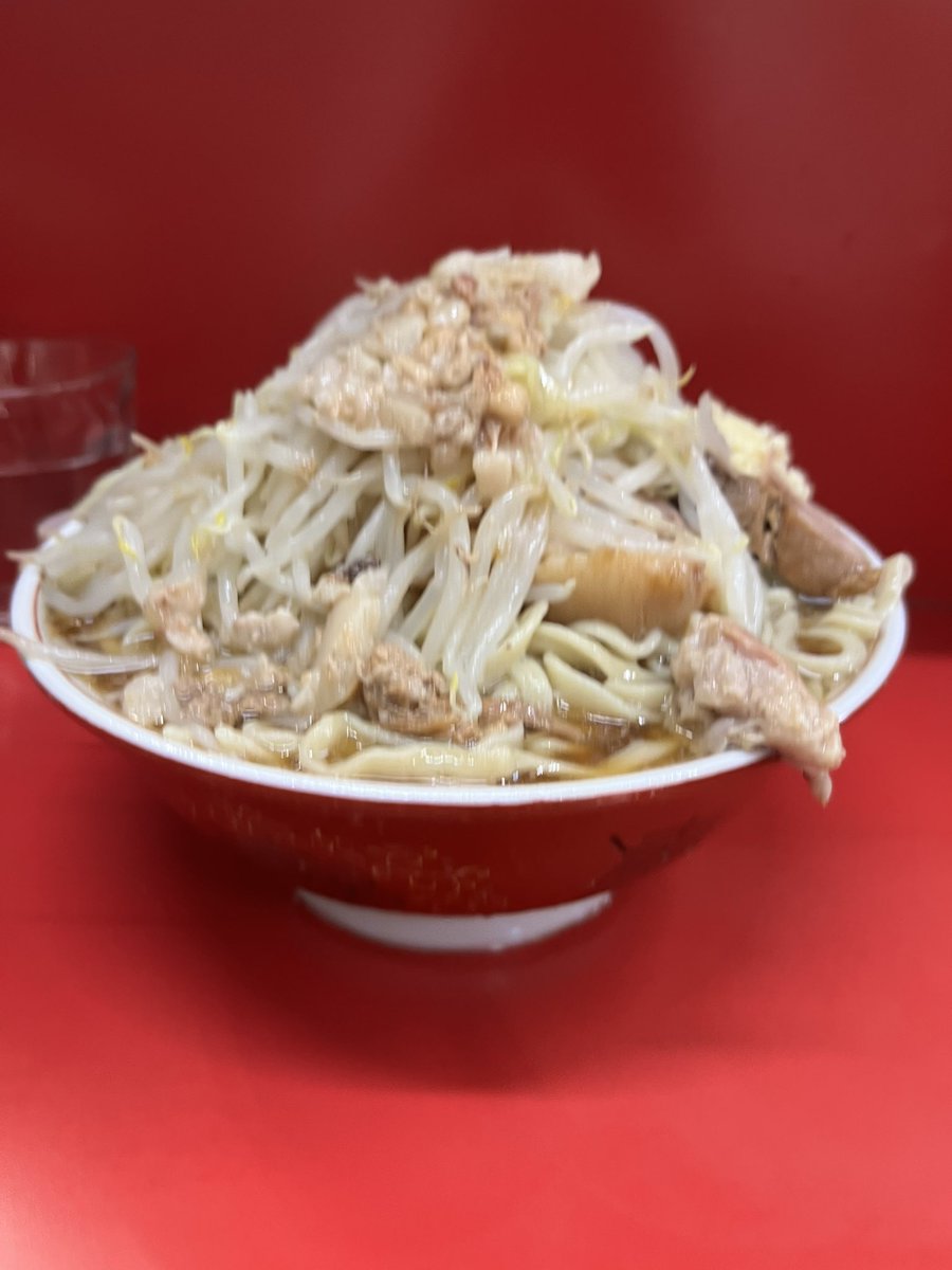 manyha11's tweet photo. ラーメン二郎　三田本店
１０時半頃着角曲がったとこからスタート

めちゃくちゃ久しぶりの聖地巡礼🍜

日差しが染みる

上野毛店で見かけた事がある麺あげの

彼は総帥のお孫さんとのこと

大豚　ＮＡ➕優しさカラメ

デロデロ麺でめっちゃうまっ😋

豚もかなりデカめで切ってある

ご馳走様でした🙏 https://t.co/stzYf4upWu