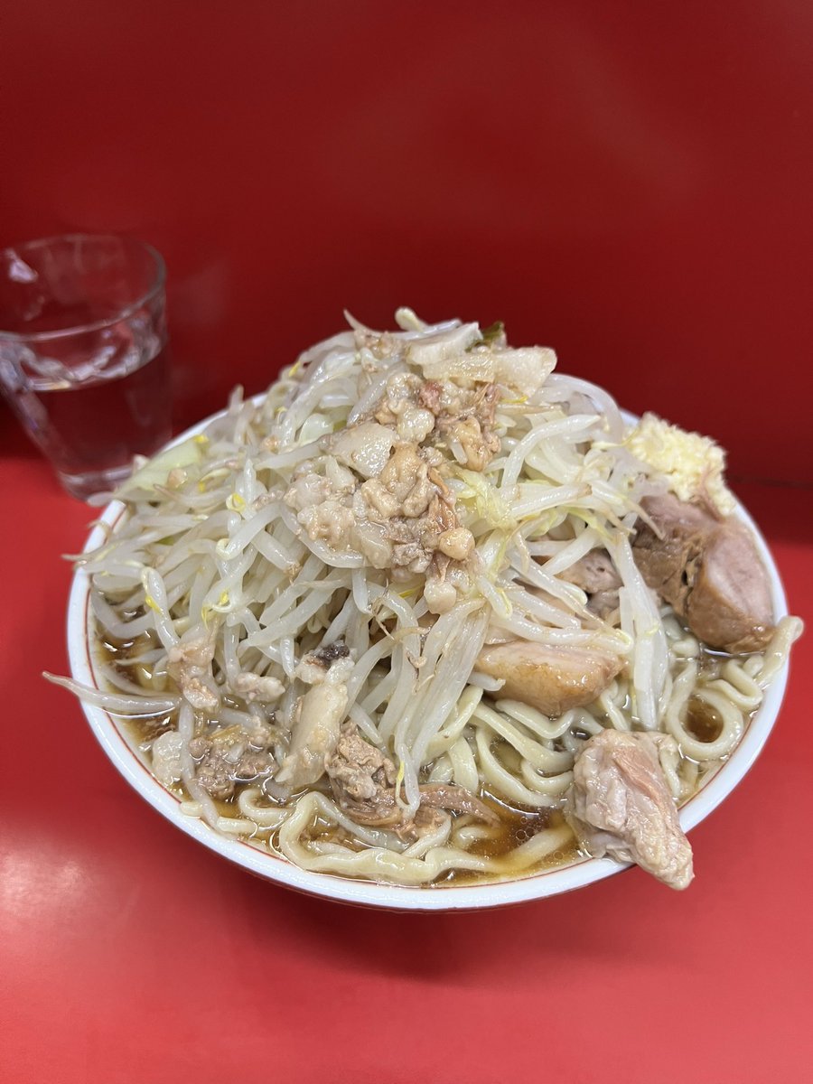 manyha11's tweet photo. ラーメン二郎　三田本店
１０時半頃着角曲がったとこからスタート

めちゃくちゃ久しぶりの聖地巡礼🍜

日差しが染みる

上野毛店で見かけた事がある麺あげの

彼は総帥のお孫さんとのこと

大豚　ＮＡ➕優しさカラメ

デロデロ麺でめっちゃうまっ😋

豚もかなりデカめで切ってある

ご馳走様でした🙏 https://t.co/stzYf4upWu