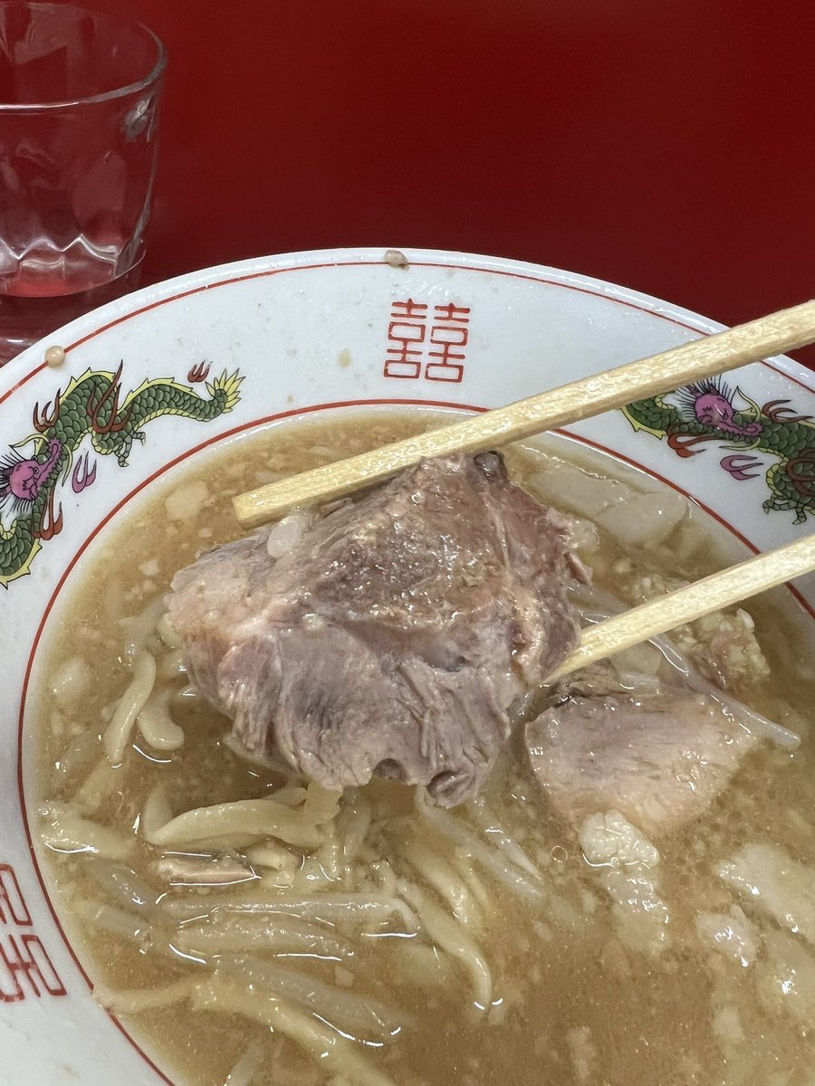 manyha11's tweet photo. ラーメン二郎　三田本店
１０時半頃着角曲がったとこからスタート

めちゃくちゃ久しぶりの聖地巡礼🍜

日差しが染みる

上野毛店で見かけた事がある麺あげの

彼は総帥のお孫さんとのこと

大豚　ＮＡ➕優しさカラメ

デロデロ麺でめっちゃうまっ😋

豚もかなりデカめで切ってある

ご馳走様でした🙏 https://t.co/stzYf4upWu