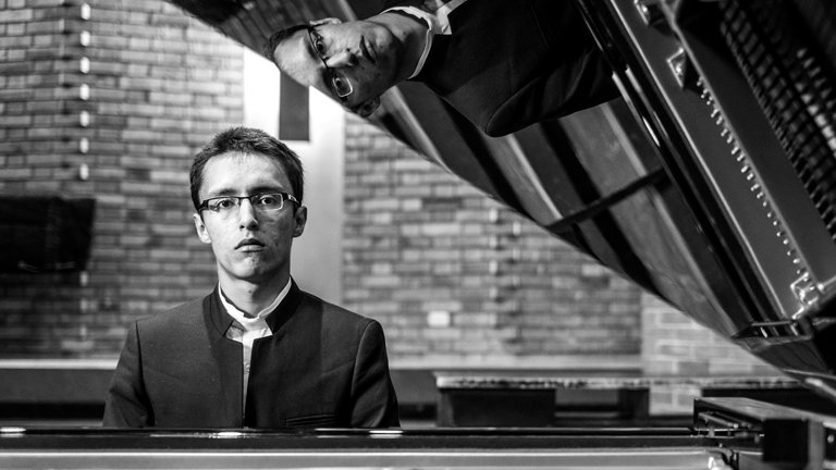 Theatersaal's tweet photo. Der kolumbianische Pianist Felipe Cerón präsentiert um 12:30 Uhr im #Mittagskonzert kolumbianische Klaviermusik des 20. Jahrhunderts, mal impressionistisch, mal tänzerisch, in ausgeprägter Klangfarbenvielfalt.
Der Eintritt in den @Theatersaal ist frei.
https://t.co/fX61YuDzDX https://t.co/ZD0peeHc3k