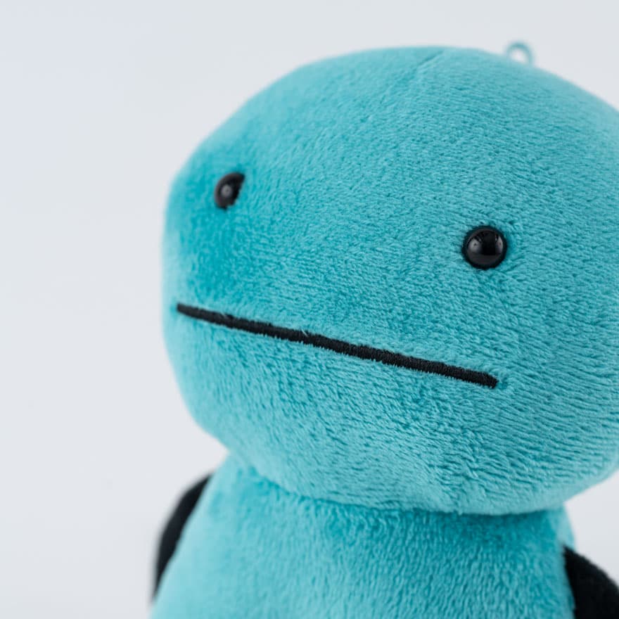 グミぞくが大好きな担当者が、ずっと取り組んでいたぬいぐるみです。もともとグミぞくは、線も少なくシンプルなため、あの「むくちなかんじ」が出せなくて苦労しましたが‥‥グミぞくらしいグミぞくができました！ 頭に小さなループがついていますので、自由にぶら下げてくださいね。