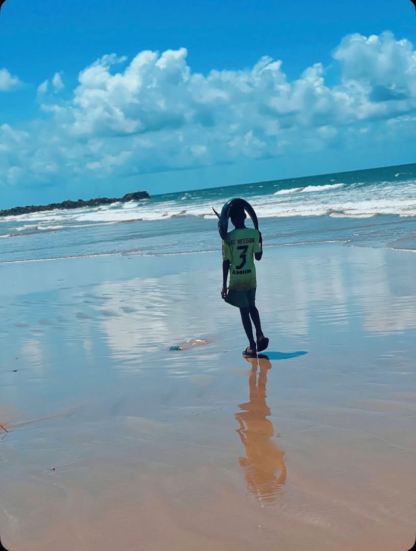 MaalinIrab's tweet photo. young boy, aware of the value of life, returned from the sea with fish to help feed his family. His courage against the waves reflects the reality of many Somali children who learn responsibility at an early age.
#Baraawe, Lower Shabelle region of Somalia πΈπ΄ https://t.co/zytrPNgAcU