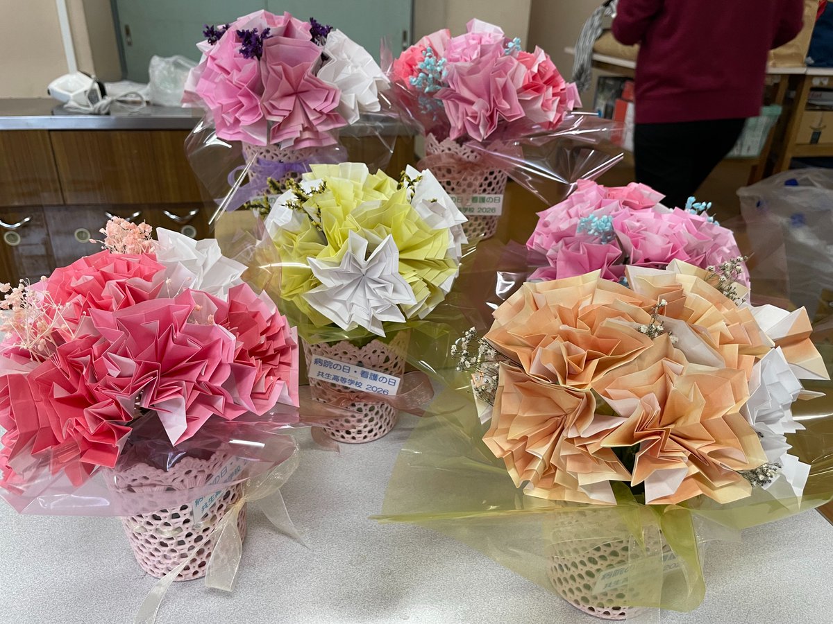 okayamakyousei's tweet photo. ５月１２日病院の日・看護の日にちなんで、生活アレンジコース３年生が「カーネーションの花かご」を作製し、市内６か所の病院、高齢者施設を訪問しました。昭和４４年から続いている伝統行事の一つで、今年も職員の皆様に感謝の気持ちを伝えることが出来ました。 https://t.co/4QwX1AosSR