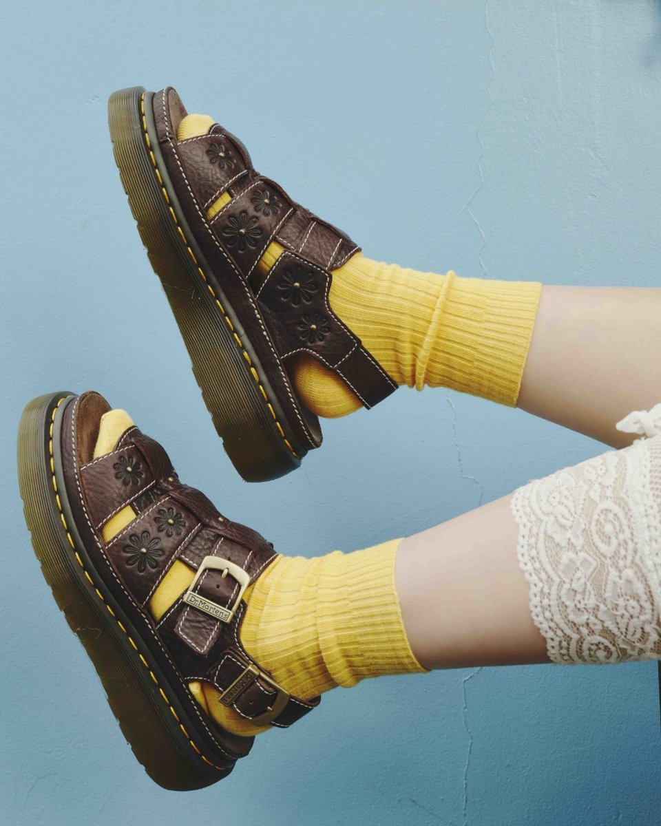 drmartens_japan's tweet photo. トレンド感溢れるフラワーモチーフサンダルが登場！ シンガーソングライター・ふみのがクールなスタイルを表現。 足元で自分らしさを思いっきり楽しんで!