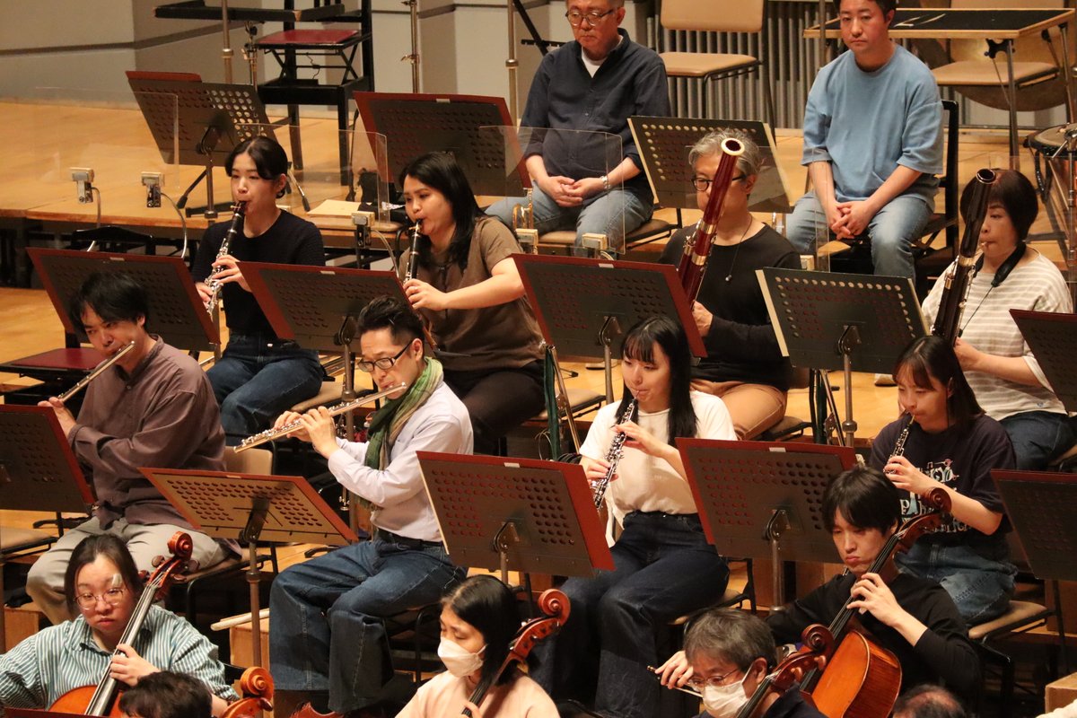 tpo1911's tweet photo. バッティストーニ指揮5月定期、リハーサル2日め！

シューマン「 #子供の情景 」バッティストーニの編曲によるオーケストラ版、 #世界初演 に向けてのリハーサル。

シューマンのピアノ曲からバッティストーニ編のオーケストラ曲に引き継がれたあたたかな音色とメロディ。奏者たちにも優しい微笑みが浮かびます✨