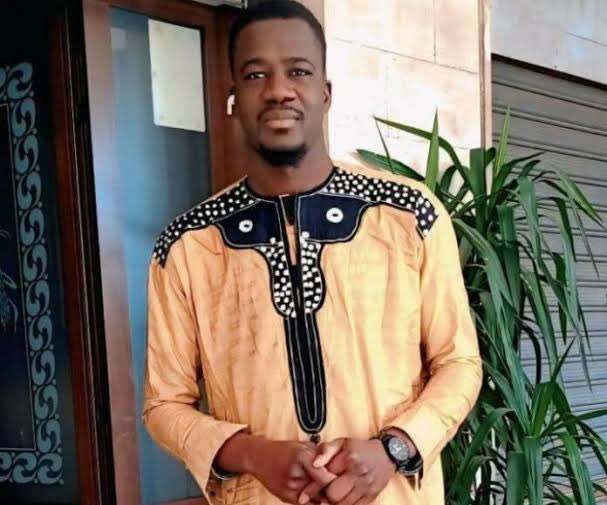 SI CHIAMAVA BAKARY 

Si chiamava Bakary Sako, aveva 35 anni. E' stato assassinato a Taranto da una banda di ragazzini tutti italiani alle 5.30 del mattino. Bakary era un bracciante e stava andando al lavoro nei campi, come ogni mattina, lo hanno accoltellato per futili motivi 👇