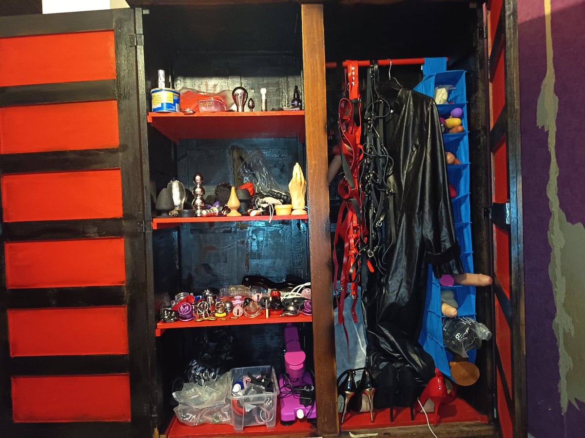 Notre nouvelle armoire a ma maîtresse et moi encore quelques améliorations a faire pour tout rentrer mais c est un joli début