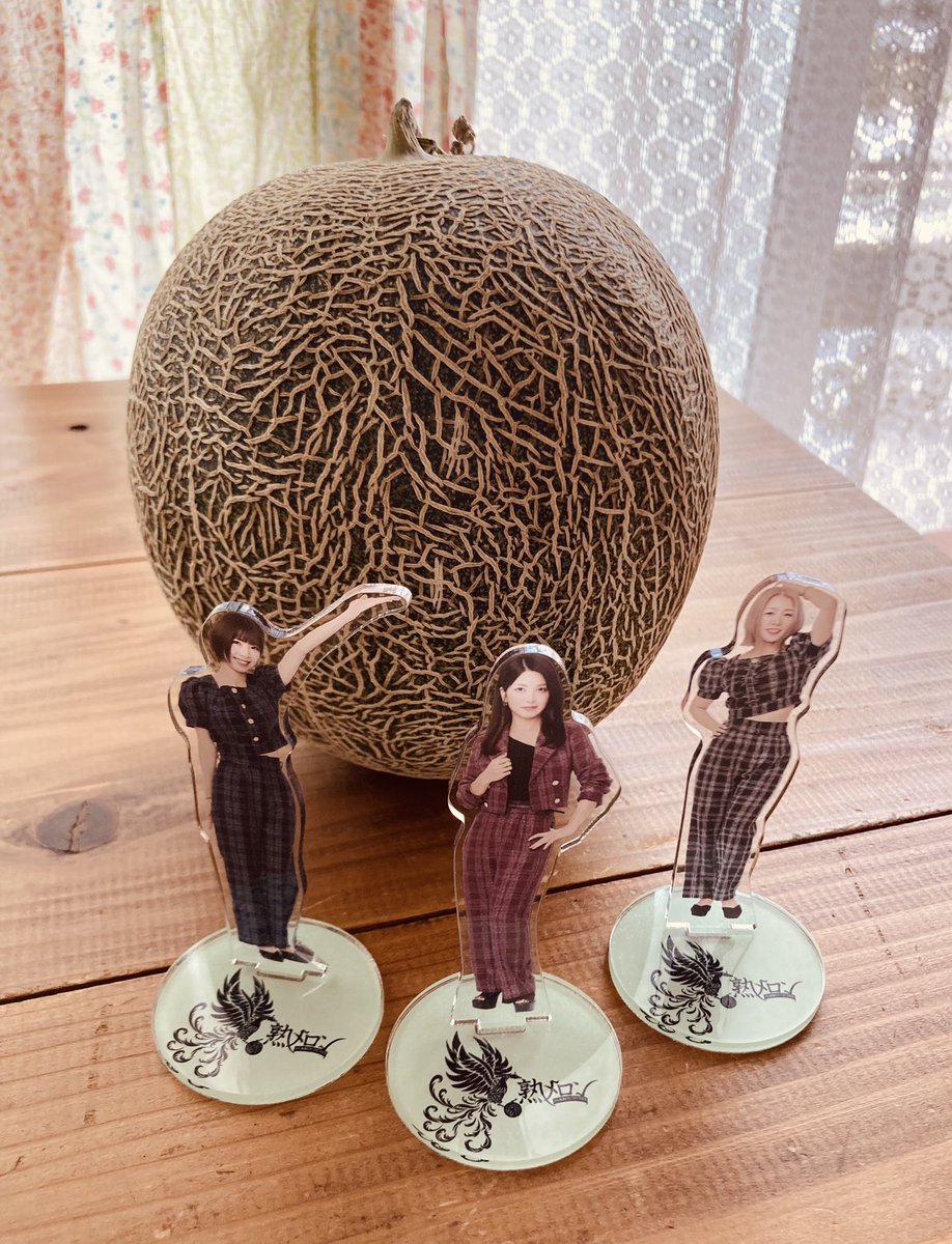 kyannae's tweet photo. いただきもののメロンだよ、メロン記念日さん達。メロン記念日さん達だよ、いただきもののメロン。 https://t.co/tB60oPHAXv
