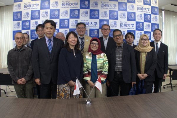 NU_kouhou's tweet photo. ／
インドネシアのハサヌディン大学副医学部長等が表敬訪問🌺
＼
リナ・マサダ（Rina Masadash）副医学部長・病理学教授ほか関係者が本学大学病院および各キャンパスを訪問されました🇮🇩
#長崎大学 #インドネシア #ハサヌディン大学
👉https://t.co/32DtLwPFSr https://t.co/1y4Utw6J8s